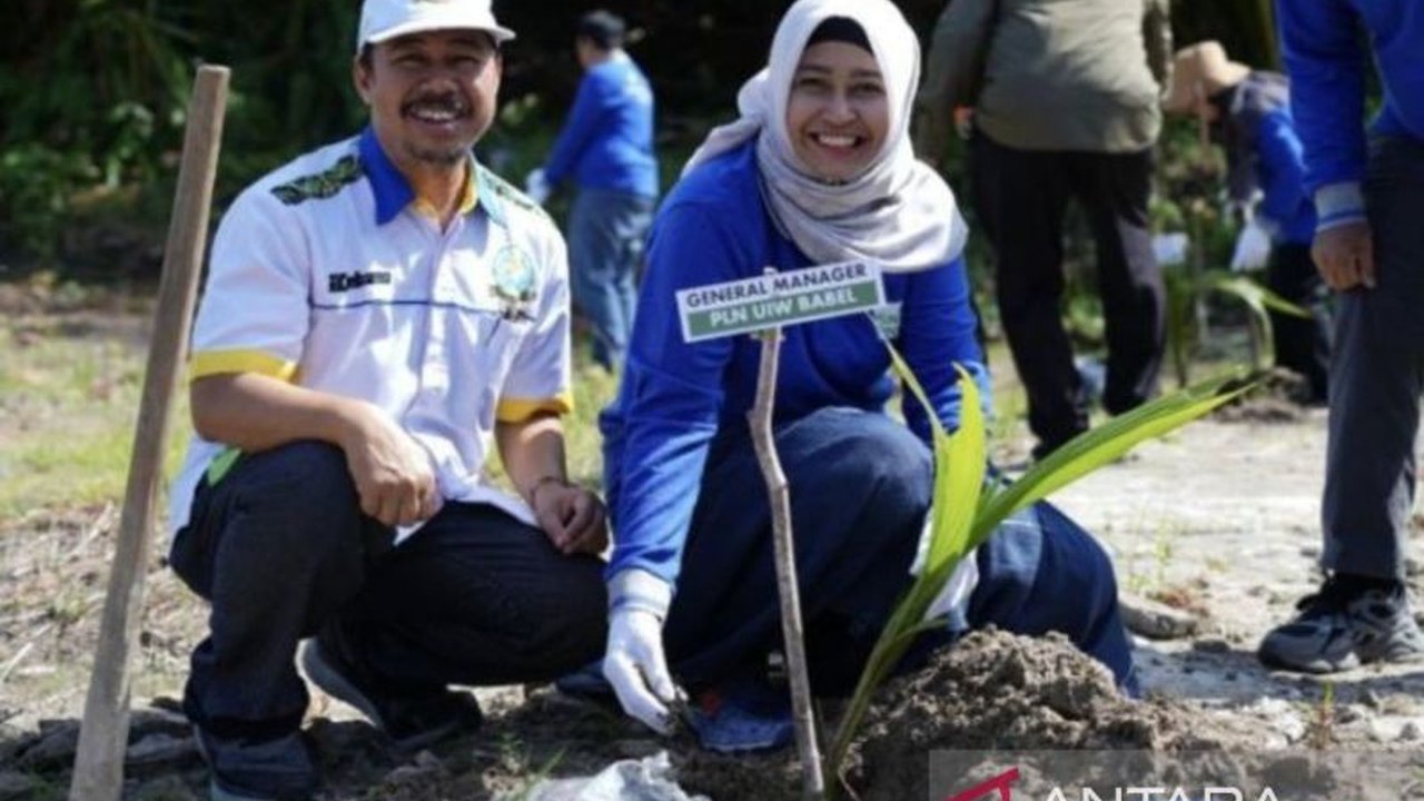 PT PLN (Persero) UIW Babel berdayakan komunitas masyarakat untuk mengelola lahan kritis di Pantai Temberan, Bangka, melalui program Tanggung Jawab Sosial dan Lingkungan (TJSL) demi kelestarian lingkungan dan mitigasi perubahan iklim.