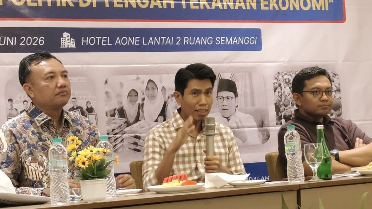 Juru Bicara Partai Gerindra mengungkap hasil survei yang menunjukkan mayoritas masyarakat puas dengan kinerja Presiden Prabowo Subianto, terutama dalam menjaga stabilitas ekonomi dan penegakan hukum terhadap SDA.