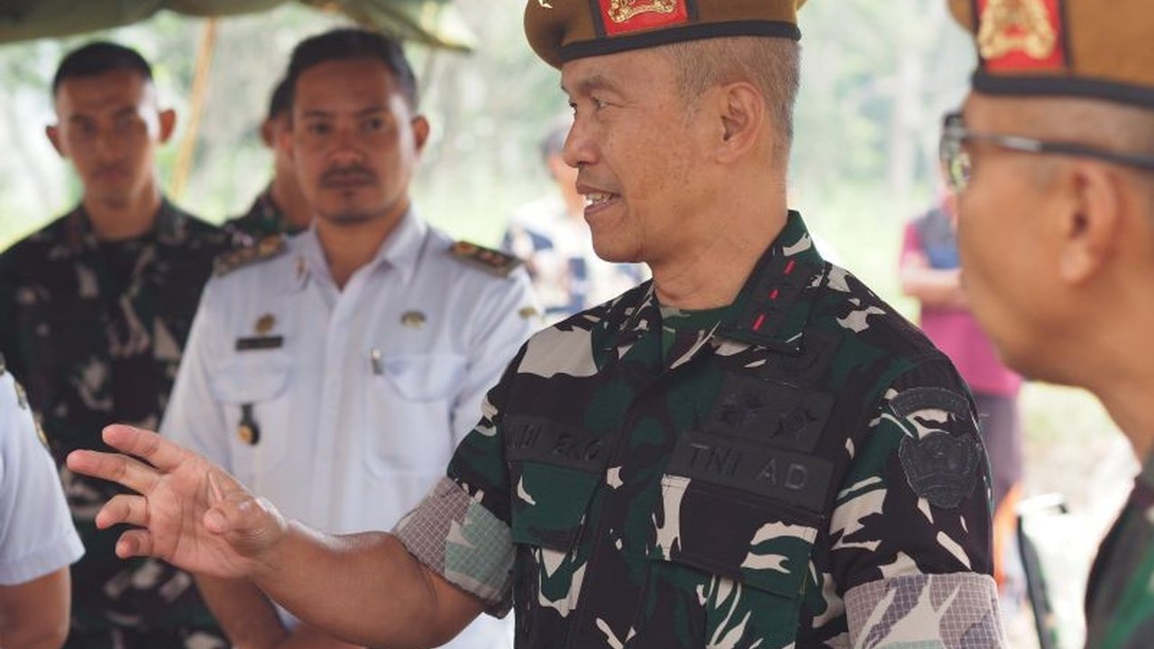 Danpussenarmed Mayjen TNI Budi Eko Mulyono meninjau lokasi latihan tembak Yonarmed 20 di Kupang. Peninjauan ini memastikan kesiapan latihan, termasuk penggunaan Meriam Caesar, untuk meningkatkan profesionalisme prajurit.