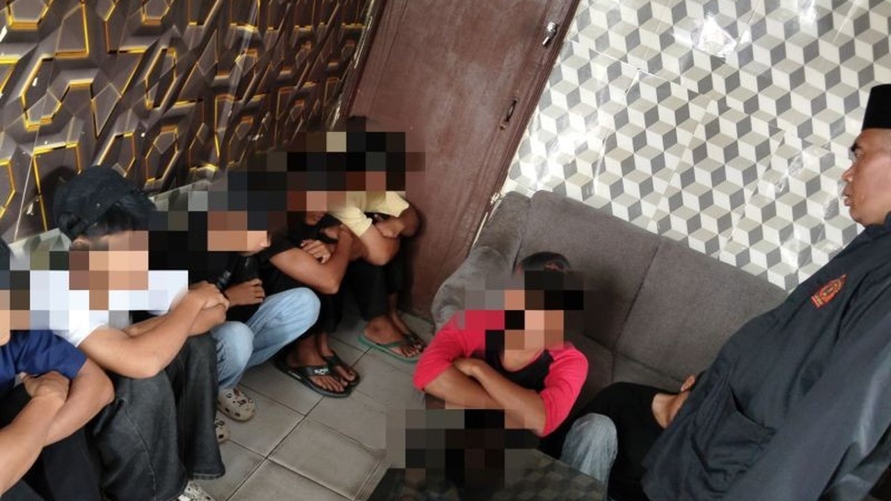 Enam pelajar SMA dan SMK di Cianjur diamankan polisi setelah video duel satu lawan satu mereka viral di media sosial. Kasus **Duel Pelajar Cianjur** ini menjadi sorotan, memicu pertanyaan tentang pengawasan orang tua dan sekolah.
