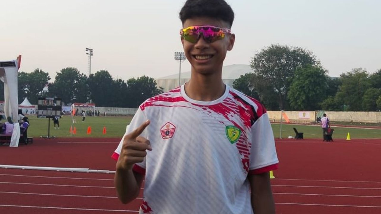 Atlet muda Indonesia, Lio Mema, berhasil memecahkan rekor nasional lompat tinggi U18 putra di Kejurnas Atletik 2026, mencatatkan lompatan 2,03 meter dan menjadi pembuktian diri setelah Popnas.