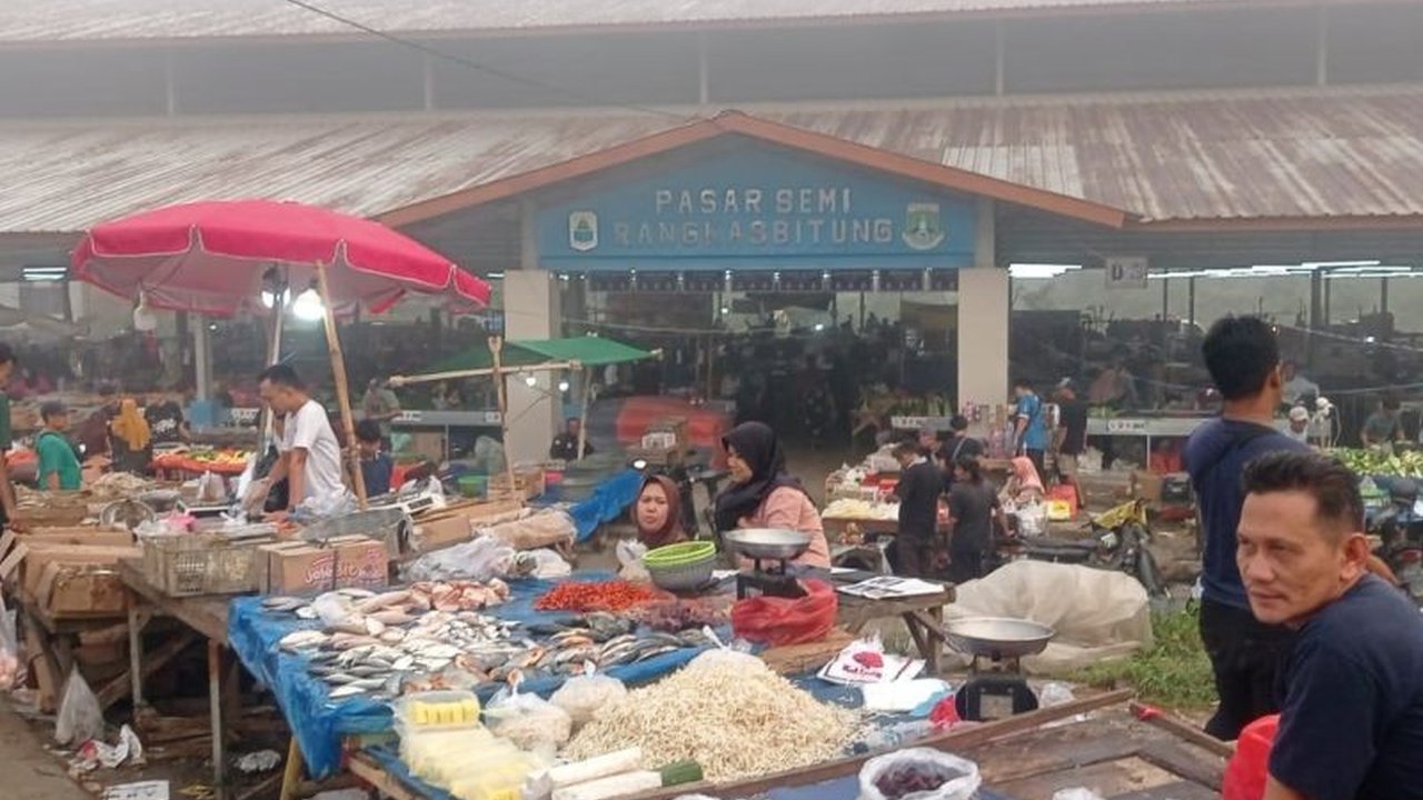 Kabar baik bagi warga Lebak! Harga cabai dan bawang turun signifikan di pasar tradisional. Disperindag Lebak mencatat pasokan melimpah jadi pemicu utama, menjaga stabilitas pangan.