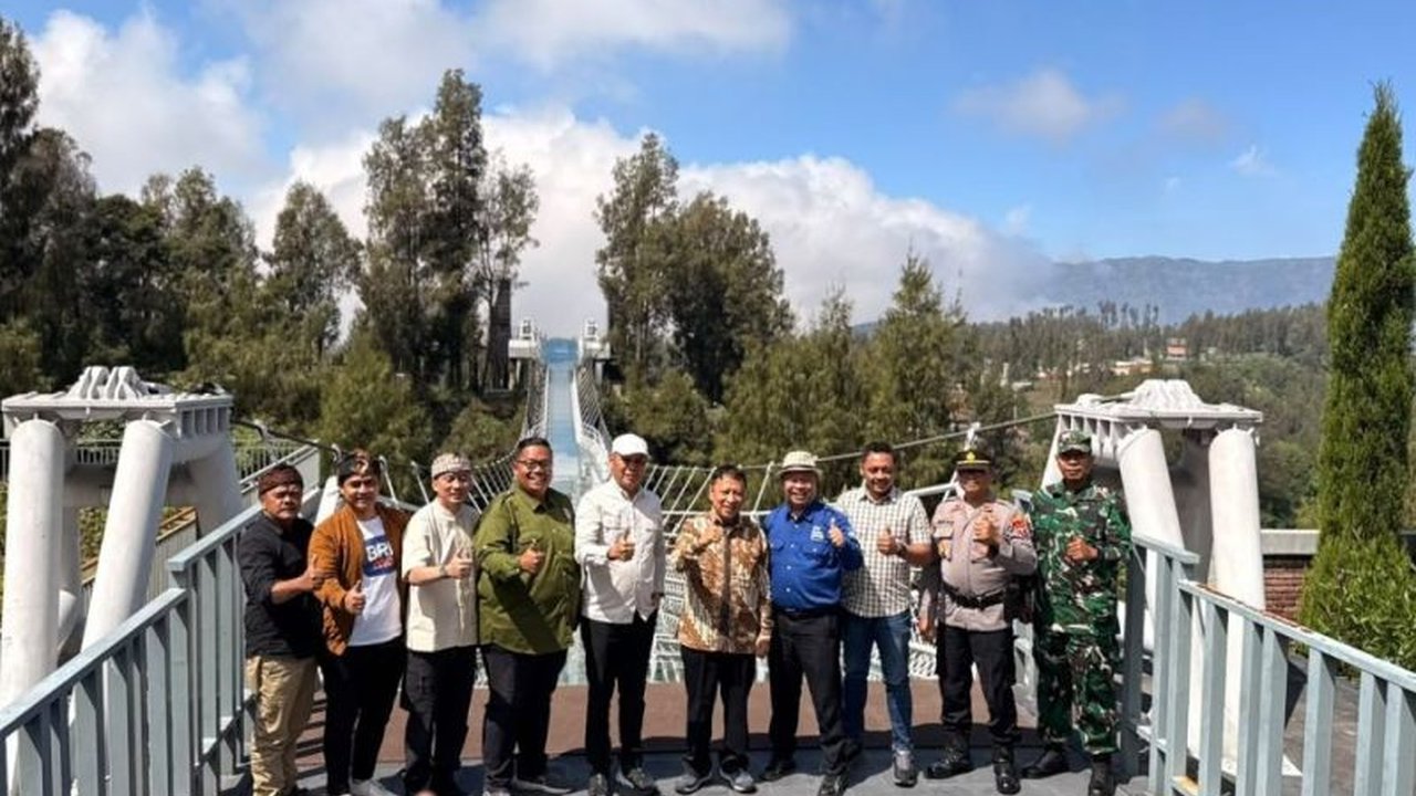 Jembatan Kaca Bromo Seruni Point di Probolinggo kini resmi beroperasi, menawarkan pengalaman wisata baru yang memukau dan diharapkan mampu mendongkrak kunjungan wisatawan.