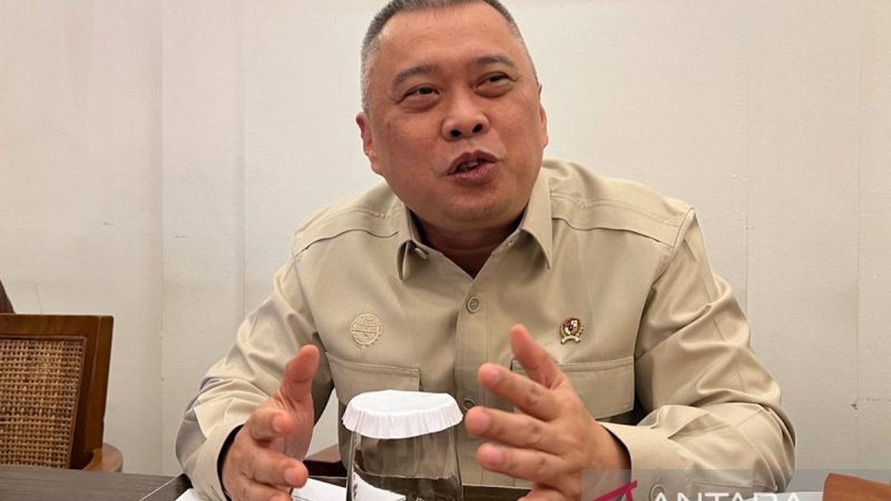 Menteri Perhubungan Dudy Purwagandhi menegaskan Bandara Husein Sastranegara Bandung dapat kembali layani pesawat jet, namun dengan syarat ketat pemenuhan aspek keselamatan penerbangan.