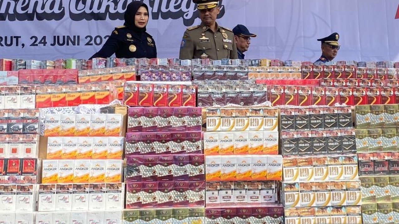 Anggota Komisi V DPRD Jabar Aten Munajat mendesak penegak hukum memberikan efek jera kepada pengedar rokok ilegal yang merugikan negara, bukan hanya sekadar razia dan pemusnahan.