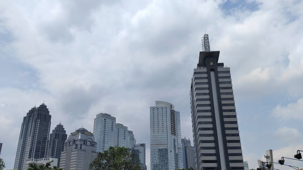 BMKG merilis prakiraan cuaca terbaru untuk Sabtu, 27 Juni, dengan sejumlah kota berpotensi diguyur hujan ringan hingga sedang. Simak detail lengkap Prakiraan Cuaca BMKG di sini untuk mengetahui kondisi di wilayah Anda.