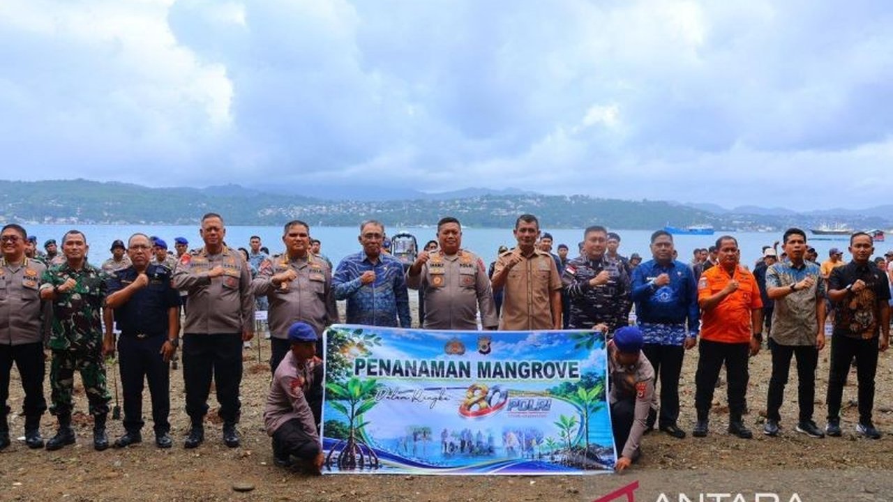 TNI Ajak Warga Ambon Perkuat Pelestarian Lingkungan Pesisir Melalui Penanaman Pohon dan Mangrove