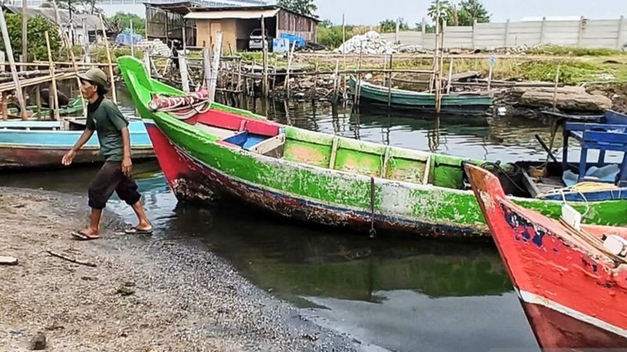 DPRD Kabupaten Bekasi mulai mengusut dugaan pencemaran laut di Tarumajaya yang merugikan nelayan. Akibat pencemaran ini, hasil tangkapan nelayan anjlok drastis dan mengancam mata pencarian mereka.