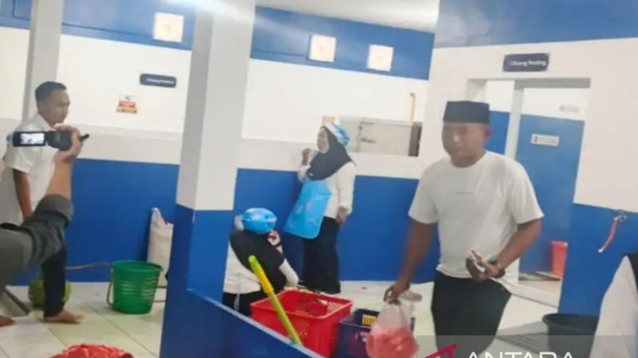 Dewan Perwakilan Rakyat Daerah (DPRD) Sampang merekomendasikan evaluasi komprehensif terhadap pelaksanaan Program Makan Bergizi Gratis Sampang menyusul temuan berbagai masalah di lapangan, termasuk menu tidak standar dan kasus keracunan.