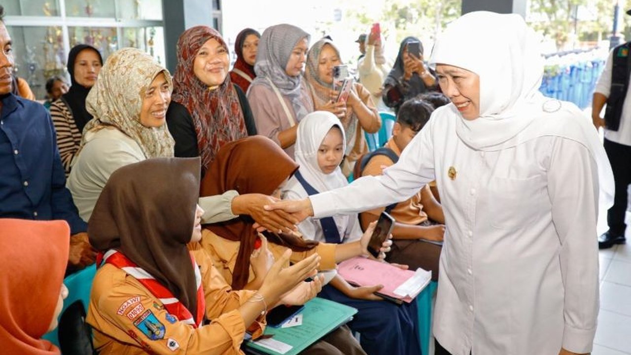 Gubernur Khofifah Indar Parawansa mendesak 29.869 calon murid yang lolos tahap ketiga SPMB Jatim segera daftar ulang. Persaingan ketat dan kuota terbatas menuntut langkah cepat agar tidak kehilangan kesempatan.