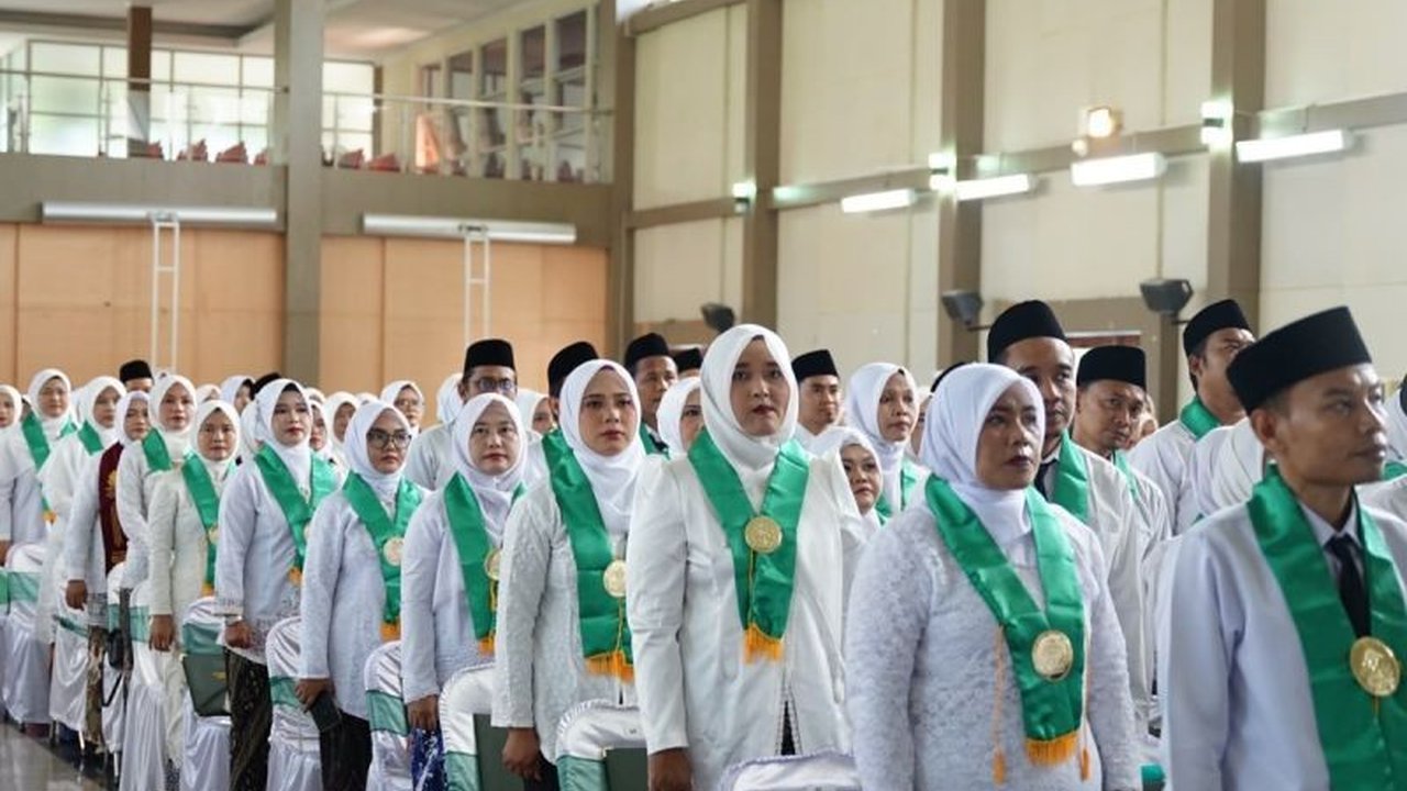 Universitas Islam Negeri (UIN) Walisongo Semarang baru saja melantik 2.655 **Lulusan PPG UIN Walisongo** dari berbagai lini, menegaskan komitmen mencetak guru profesional yang adaptif dan berkarakter kuat di tengah dinamika zaman.