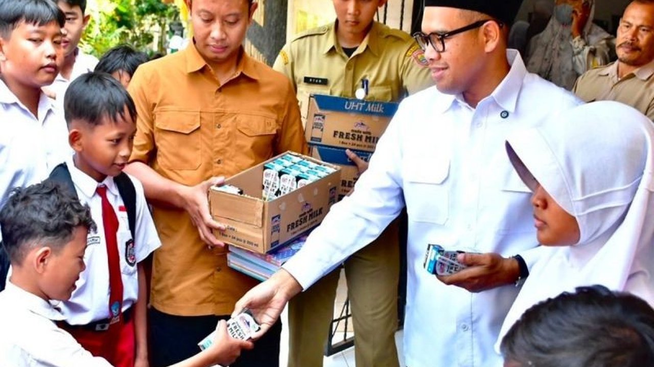 Pemerintah Kabupaten Batang mengalokasikan Rp3,8 miliar dari BOSDa untuk pengadaan seragam sekolah gratis bagi siswa SD dan SMP. Simak bagaimana mekanisme Pengadaan Seragam Sekolah BOSDa Batang ini dijalankan untuk memastikan kualitas dan ketepatan waktu.