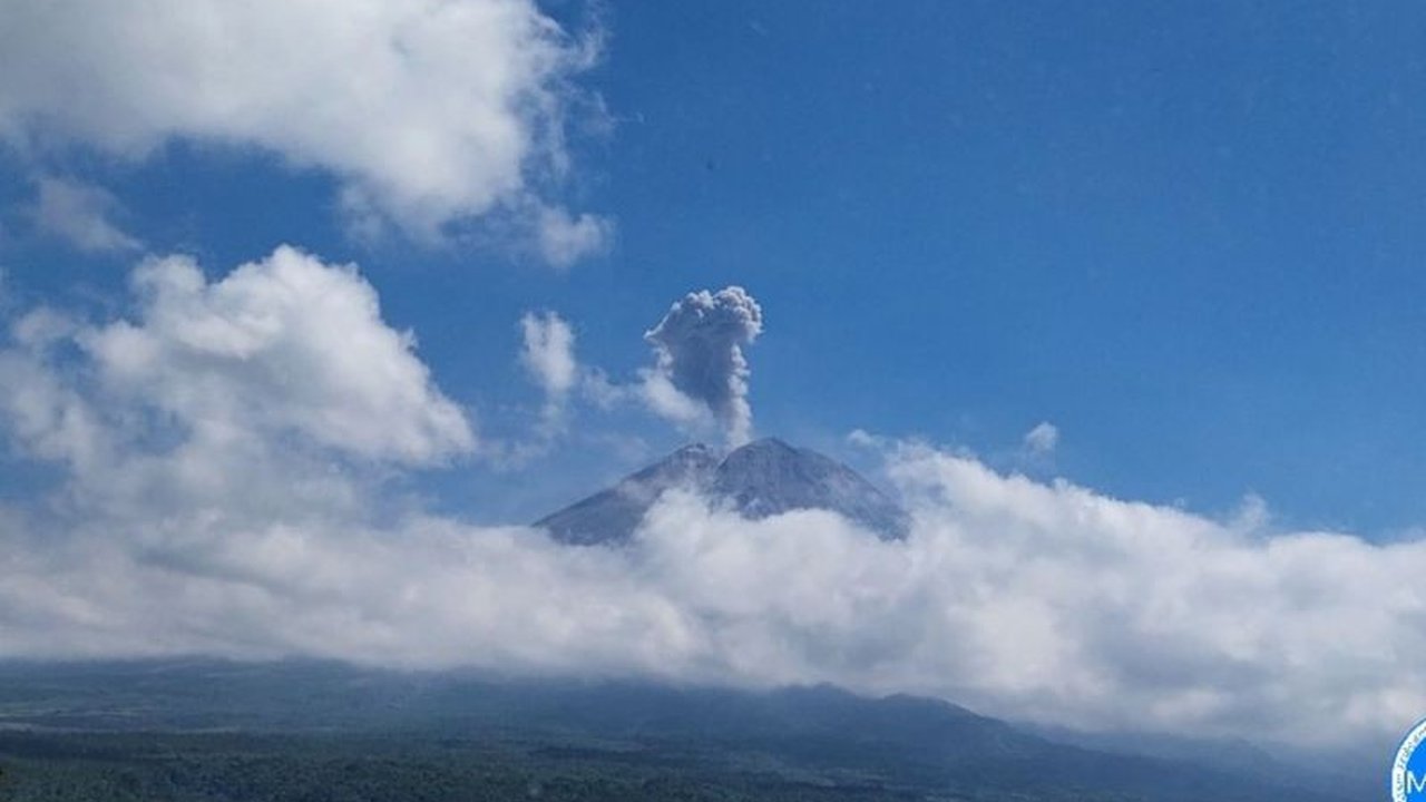 Gunung Semeru kembali erupsi dengan tinggi letusan mencapai 1.000 meter di atas puncak, memicu status siaga dan peringatan bahaya di sekitar area terdampak.