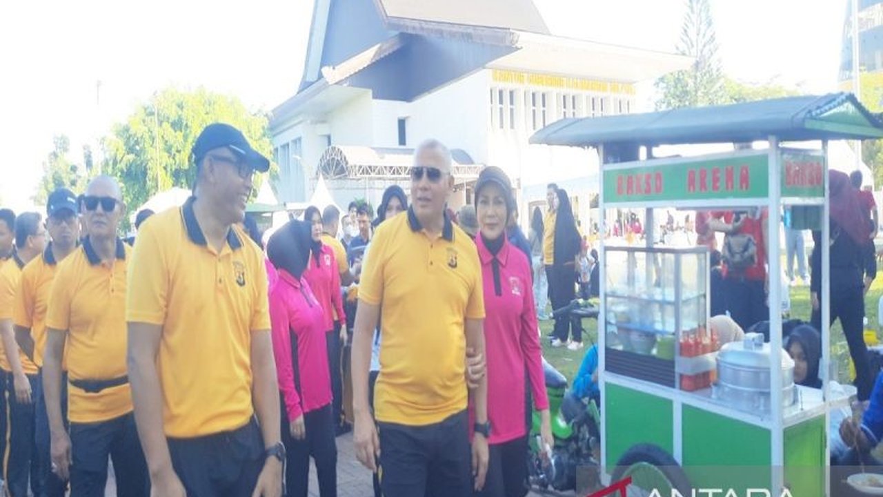 Polda Kalsel gratiskan jajanan UMKM di gelaran pasar rakyat dalam rangka Hari Bhayangkara ke-80, sukses menarik antusiasme masyarakat Banjarmasin.
