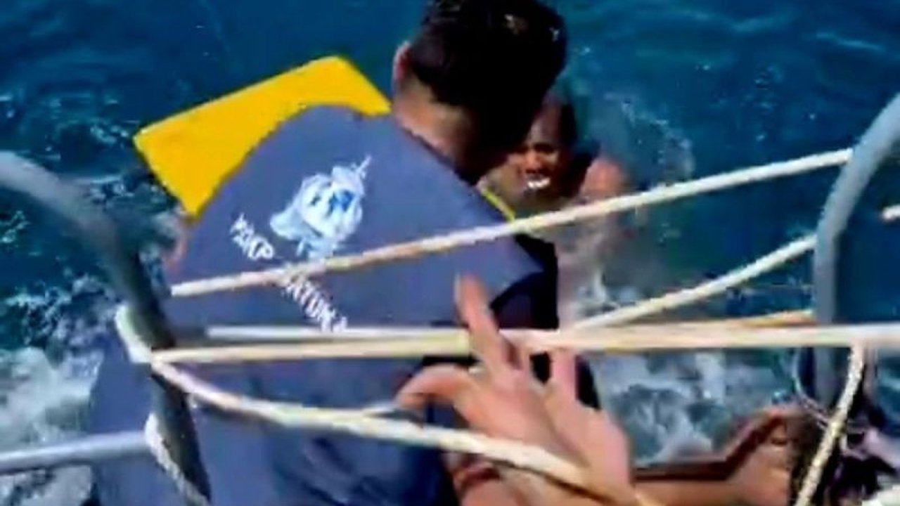 Tim SAR Gabungan berhasil menemukan nakhoda KM Ocean Three dalam kondisi selamat di perairan Natuna. Penemuan Awak KM Ocean Three Natuna ini menjadi titik terang, namun dua ABK lain masih dicari.