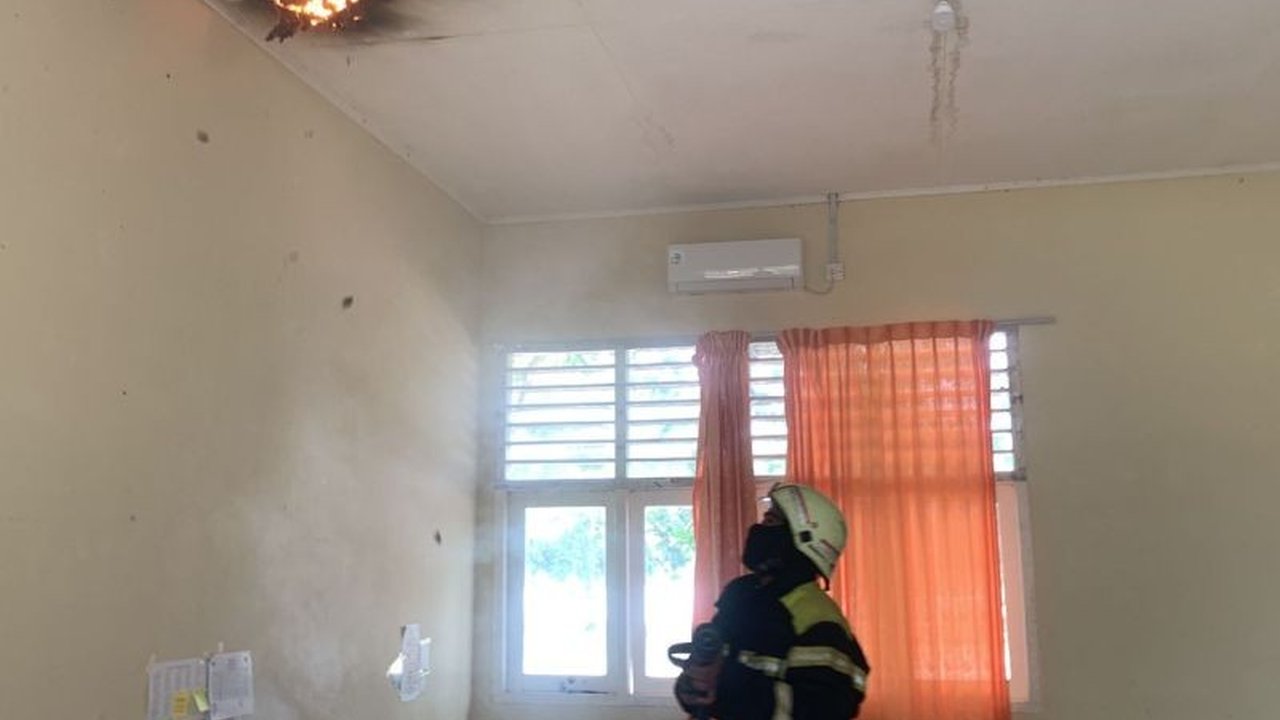 UPTD Damkar Tanjung Uban sigap memadamkan kebakaran di SMPN 15 Bintan yang melanda plafon atap, diduga karena korsleting listrik, tanpa menimbulkan korban jiwa.