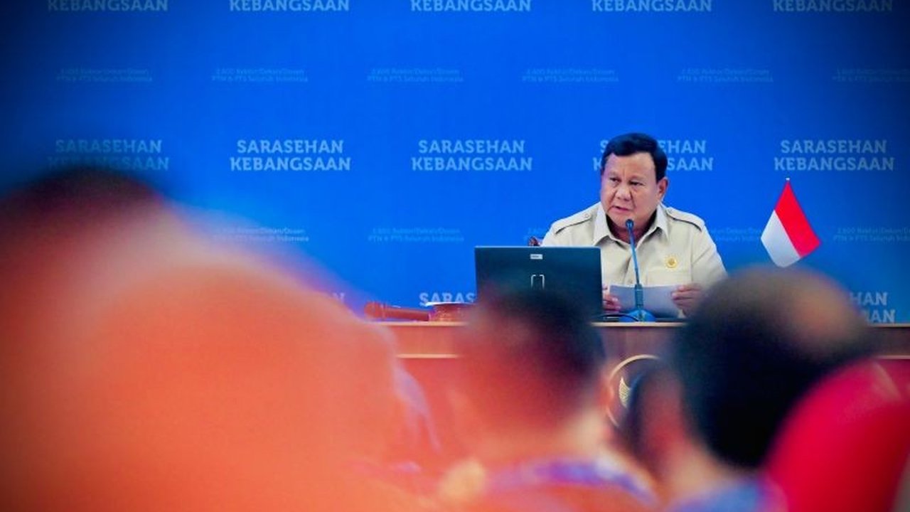 Pemerintah menargetkan perampingan BUMN secara signifikan menjadi 250 perusahaan dalam dua tahun ke depan. Dony Oskaria memastikan proses ini tidak akan menimbulkan PHK, menjaga keberlangsungan kerja karyawan.