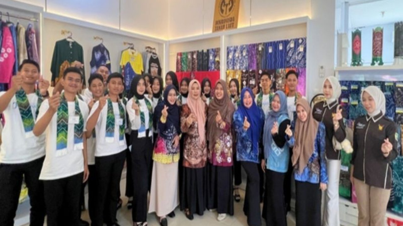 Finalis Putra Putri Pariwisata Tanah Laut 2026 didorong menjadi motor Promosi UMKM Tanah Laut. Mereka manfaatkan media digital dan budaya lokal untuk perluas pasar dan daya tarik wisata. Simak strateginya!
