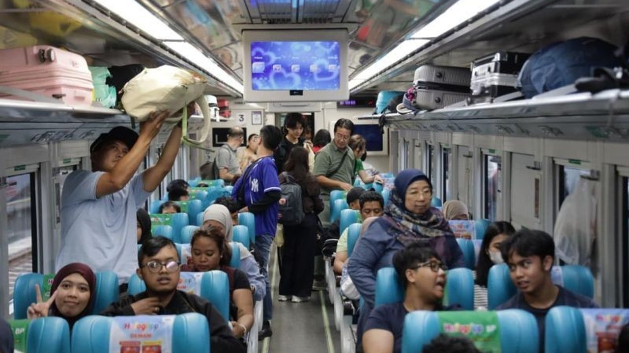 Antusiasme masyarakat melonjak! KAI Daop 2 Bandung mencatat peningkatan signifikan dalam penjualan tiket KA Libur Sekolah, didorong diskon 30% dari pemerintah.