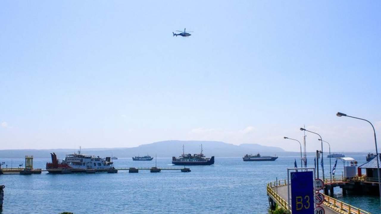 ASDP Ketapang mengerahkan hingga 30 kapal feri demi mengatasi antrean kendaraan di Pelabuhan Ketapang, Banyuwangi. Simak strategi lengkap penanganan kepadatan lalu lintas di sini.