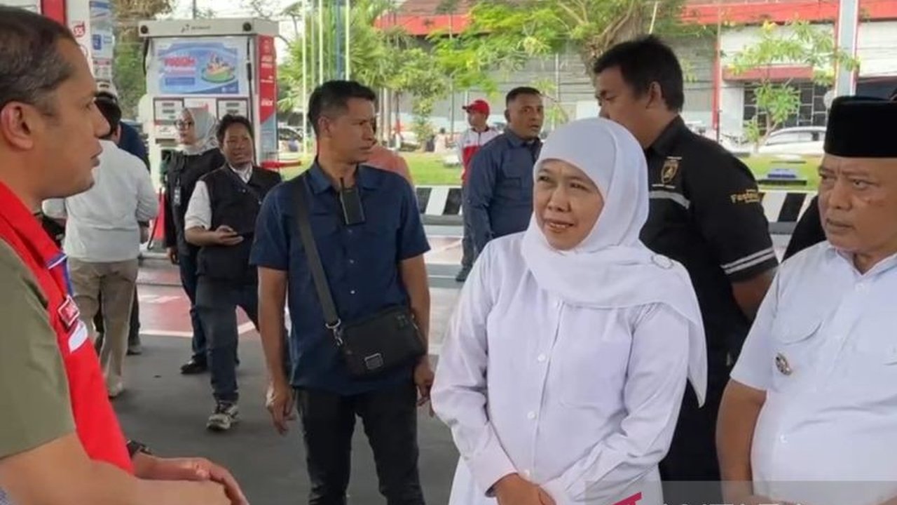 Gubernur Khofifah Indar Parawansa menjamin stok BBM Subsidi Jatim, khususnya biosolar, dalam kondisi aman setelah sempat terjadi antrean di SPBU, menegaskan komitmen menjaga stabilitas ekonomi daerah.