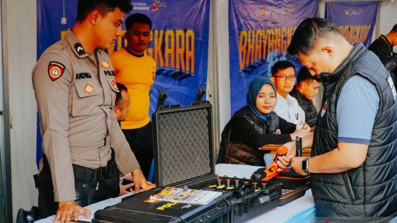 Polres Bogor berkolaborasi dengan Kantor Imigrasi menghadirkan Layanan Paspor Polres Bogor pada Bhayangkara Fest, mempermudah masyarakat mengurus dokumen penting di hari libur.