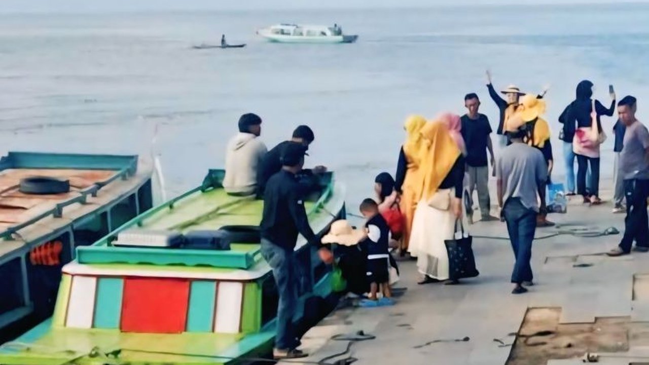 Dinas Perhubungan (Dishub) OKU Selatan meningkatkan Pengawasan Dermaga Danau Ranau untuk menjamin keselamatan transportasi air, khususnya saat liburan sekolah, di destinasi wisata unggulan Sumatera Selatan ini.