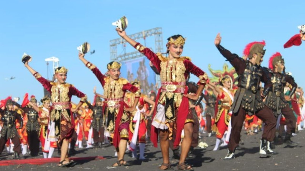 Pagelaran kolosal Segoro Topeng Kaliwungu di Lumajang sukses lestarikan budaya sekaligus perkuat sektor pariwisata, menarik perhatian wisatawan domestik dan mancanegara.
