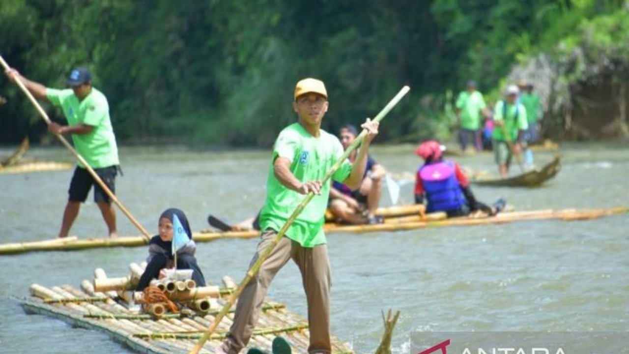 Festival Bamboo Rafting Loksado di Hulu Sungai Selatan (HSS) resmi masuk dalam Kharisma Event Nusantara (KEN) 2026, menandai pengakuan nasional dan potensi besar untuk menarik wisatawan global.