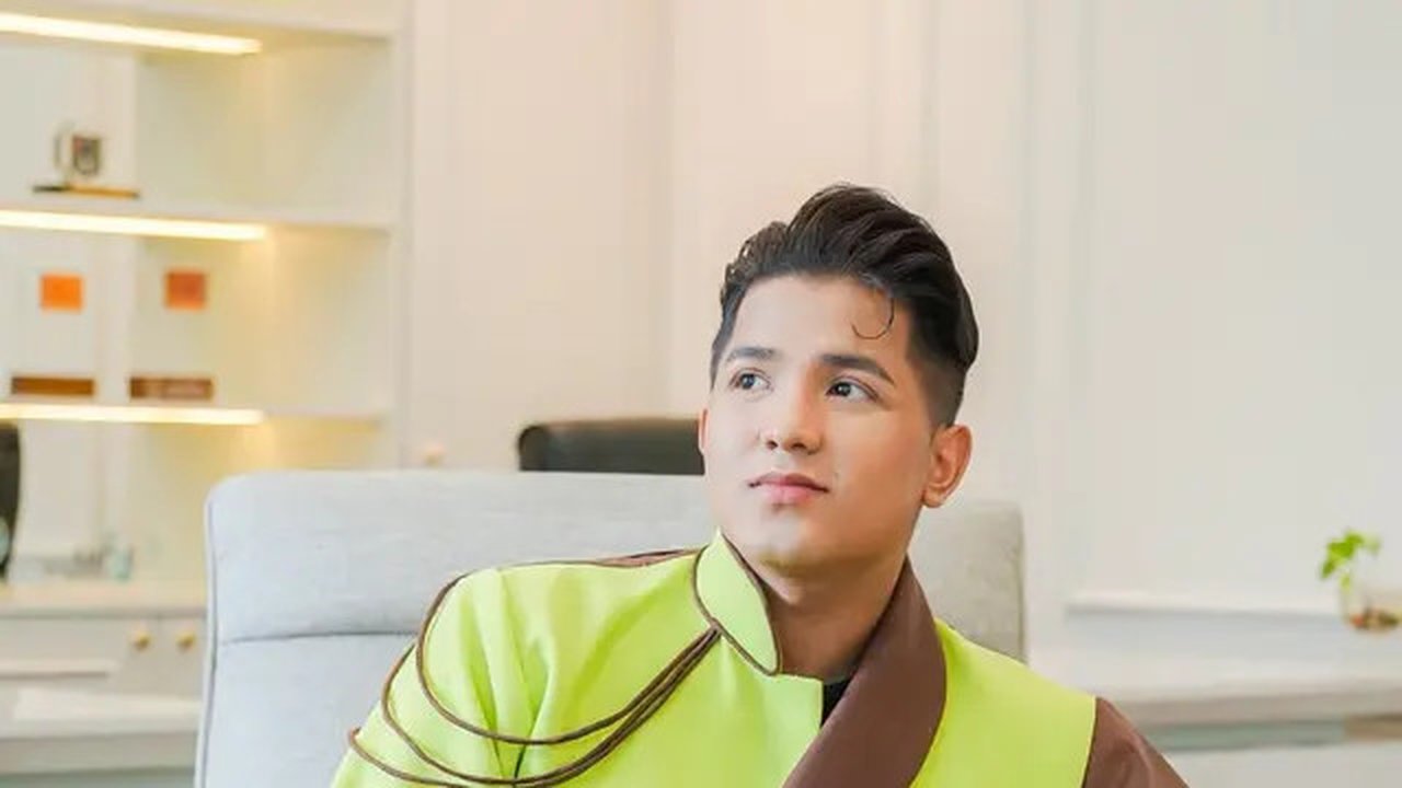 Kali pertama jadi pemeran utama di layar lebar, Jirayut deg-degan banget saat reading naskah film Cek Khodam bareng acting coach. Ia merasa salah melulu. (Foto: Dok. Instagram @jirayutdaa4off