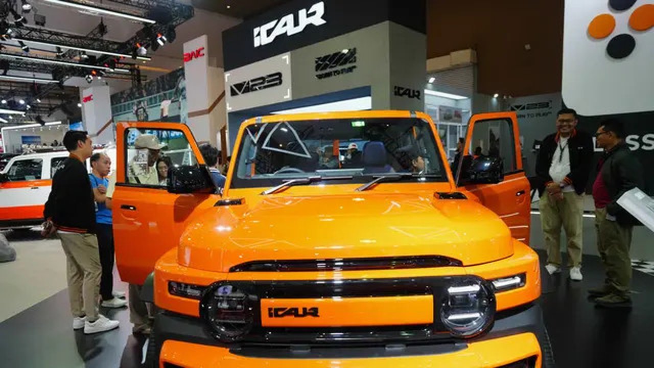 Di sisi lain merek China, iCar, meluncurkan model V23, dan merek Vietnam VinFast luncurkan MPV 7-seater terbarunya Limo Green. Tampak dalam foto, pengunjung melihat iCar V23, kendaraan listri
