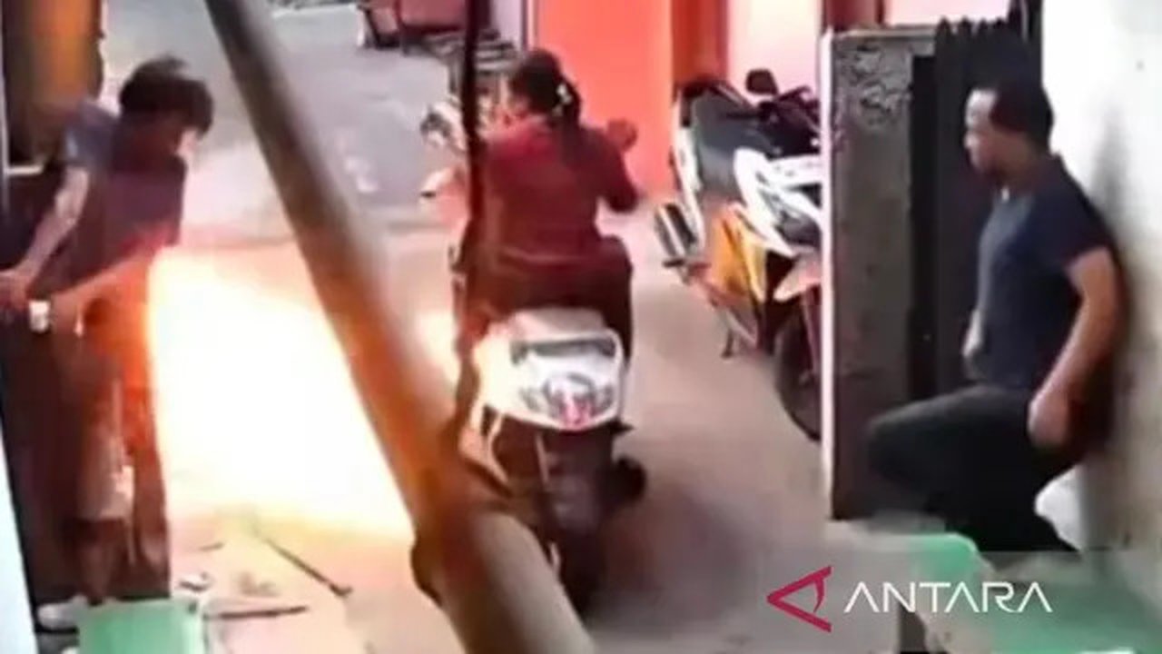 Seorang ibu dilempar molotov oleh pria tak dikenal. @jakarta.trending
