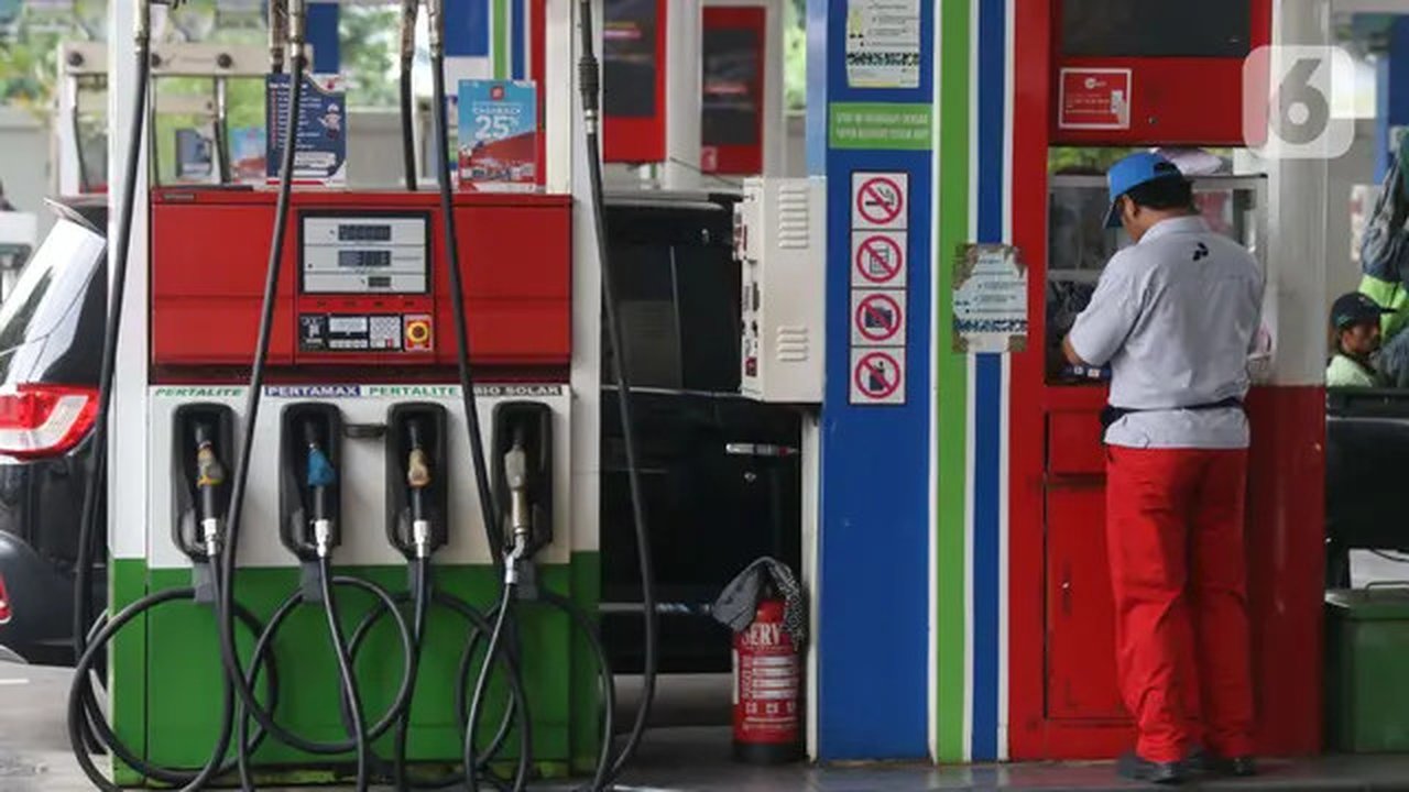 Petugas melayani konsumen yang mengisi bahan bakar kendaraannya di SPBU kawasan Jakarta, Selasa (26/11/2019). PT Pertamina (Persero) mulai menyediakan solar dengan kandungan 30 persen Fatty A