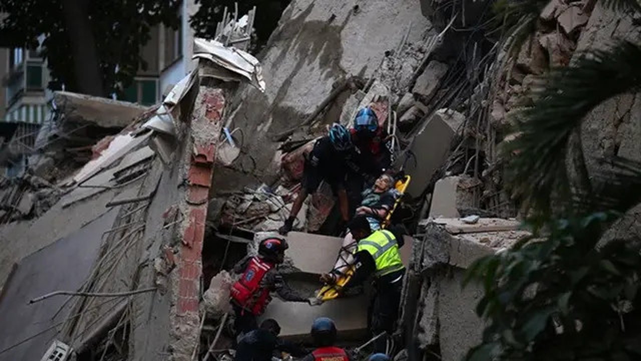 Petugas penyelamat mengevakuasi seorang korban menggunakan tandu dari bangunan yang runtuh setelah gempa berkekuatan magnitudo 7,1 mengguncang Caracas, Venezuela. (Dok. Juan Barreto/AFP)