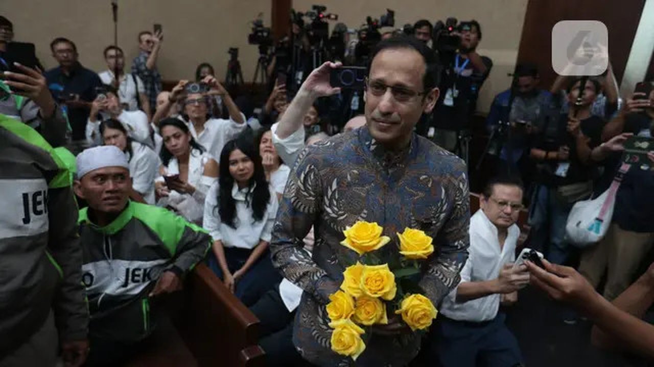 Terdakwa kasus dugaan korupsi pengadaan Chromebook dalam program digitalisasi pendidikan di Kemendikbudristek, Nadiem Anwar Makarim bersama pengemudi ojek online sebelum sidang vonis  di Peng