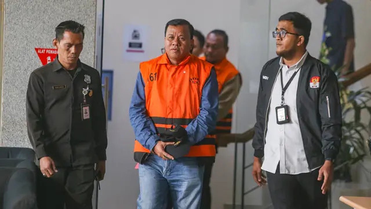 Bupati Kuantan Singingi Suhardiman Amby usai menjalani pemeriksaan di Gedung Merah Putih KPK, Jakarta, Rabu (1/7/2026). (Merdeka.com/ arie Basuki)