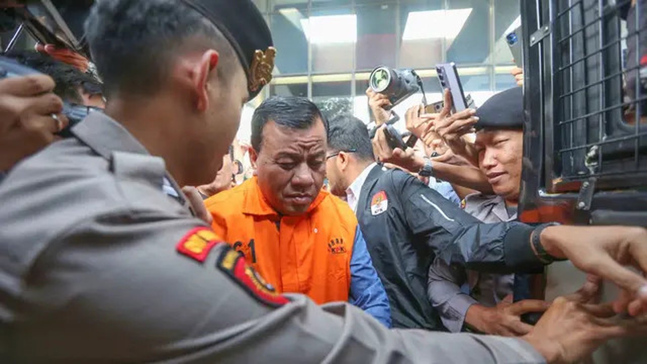 Bupati Kuantan Singingi Suhardiman Amby usai menjalani pemeriksaan di Gedung Merah Putih KPK, Jakarta, Rabu (1/7/2026). (Merdeka.com/ arie Basuki)