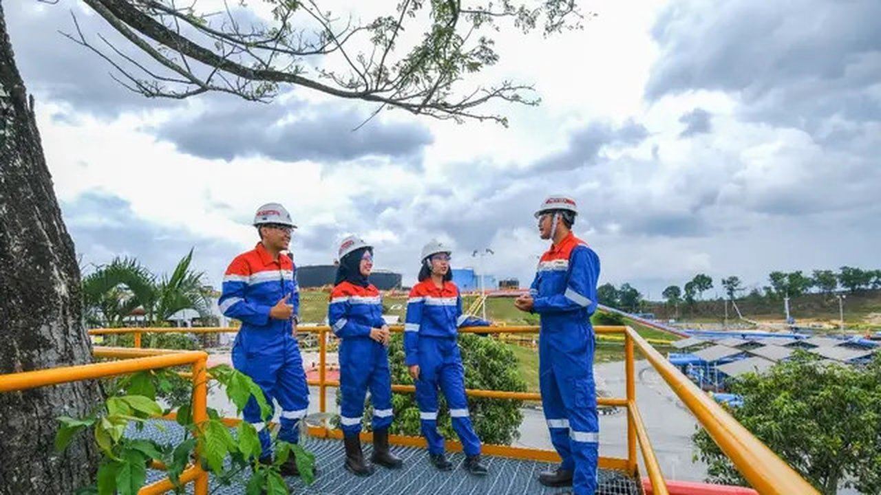 Peserta Magang Kerja PHR tengah berdiskusi dengan mentor saat studi lapangan (Foto: Pertamina)