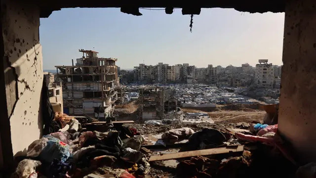 Interior bangunan tempat tinggal yang rusak terlihat setelah serangan Israel di Kota Gaza pada Kamis 4 Juni 2026. (Omar AL-QATTAA/AFP)