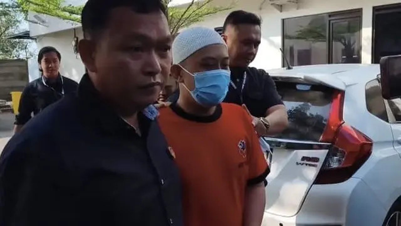 Tampang Taufik Hidayat Saat Rekonstruksi Penyekapan Kekasihnya (Rachmadi Rasyad/Merdeka.com)