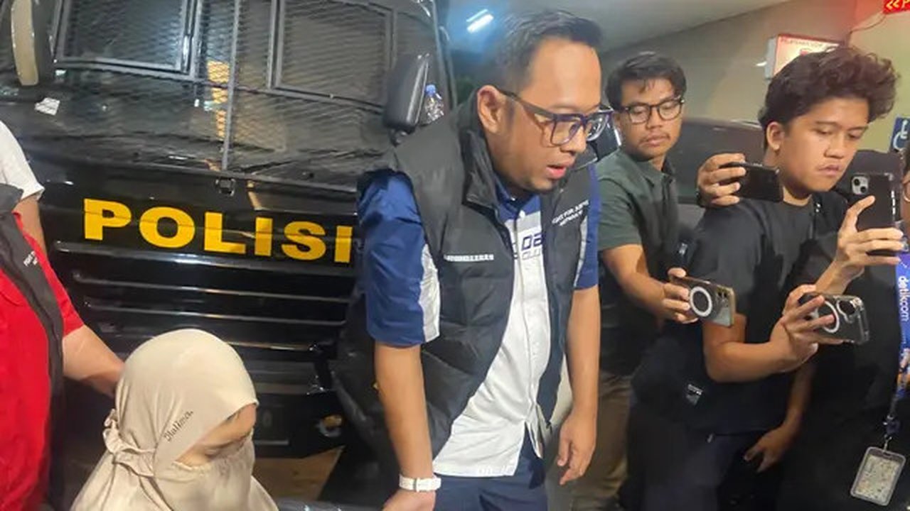 Wanita M saat laporkan penganiayaan polisi ke Bareskrim Polri (Foto: Devira Prastiwi/Liputan6.com)