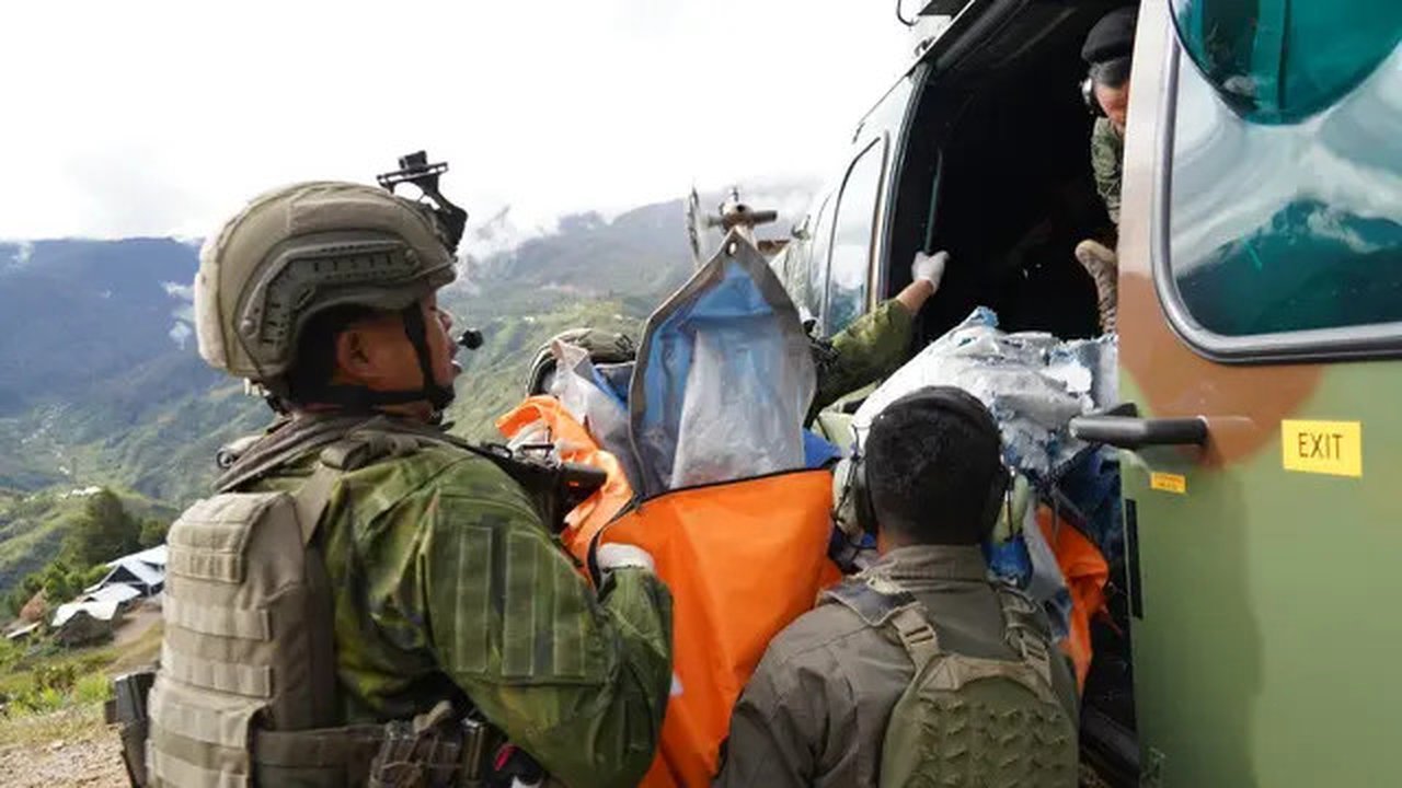 Evakuasi jenazah pilot pesawat PT AMA, Nicholas F Goselin yang ditembak KKB (Foto: Istimewa)