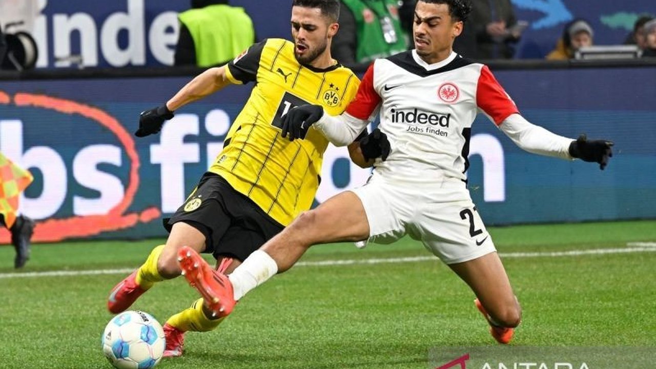 Bayern Muenchen berhasil mengamankan jasa bek sayap muda Nathaniel Brown dari Eintracht Frankfurt dengan kontrak jangka panjang. Transfer Nathaniel Brown ini diharapkan memperkuat Die Roten di berbagai kompetisi dan menegaskan ambisi klub merekrut talenta