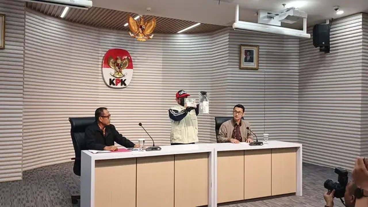 Pelaksana Tugas (Plt) Direktur Penyidikan KPK, Achmad Taufik Husein (kiri), di Kantor KPK, Jakarta, Jumat (3/7) (Liputan6.com/Dimas Ramadhan Wicaksana)