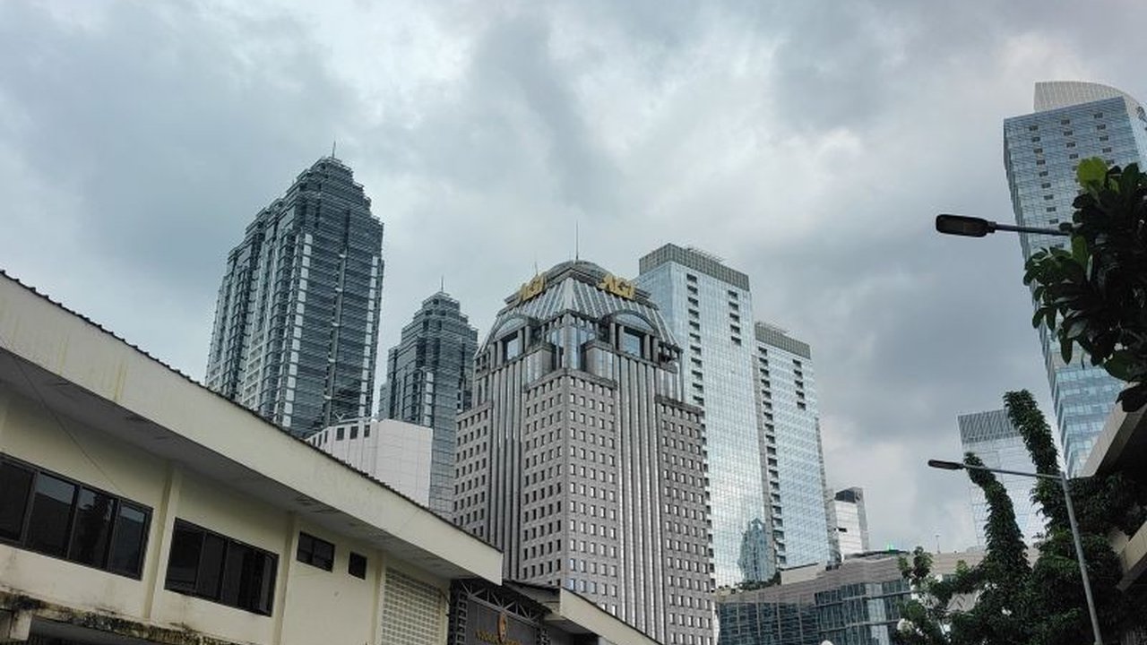BMKG merilis **Prakiraan Cuaca Jakarta** untuk hari Sabtu, 4 Juli 2026, sebagian besar wilayah Ibu Kota diprediksi cerah berawan dari siang hingga malam hari. Simak detail lengkapnya di sini.