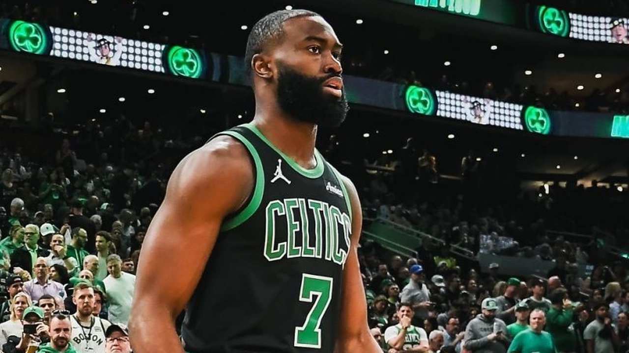 Bintang NBA Jaylen Brown mengaku terkejut setelah ditukar ke Philadelphia 76ers, meninggalkan Boston Celtics. Bagaimana reaksi dan persiapan Brown menghadapi tantangan di tim rival Wilayah Timur?