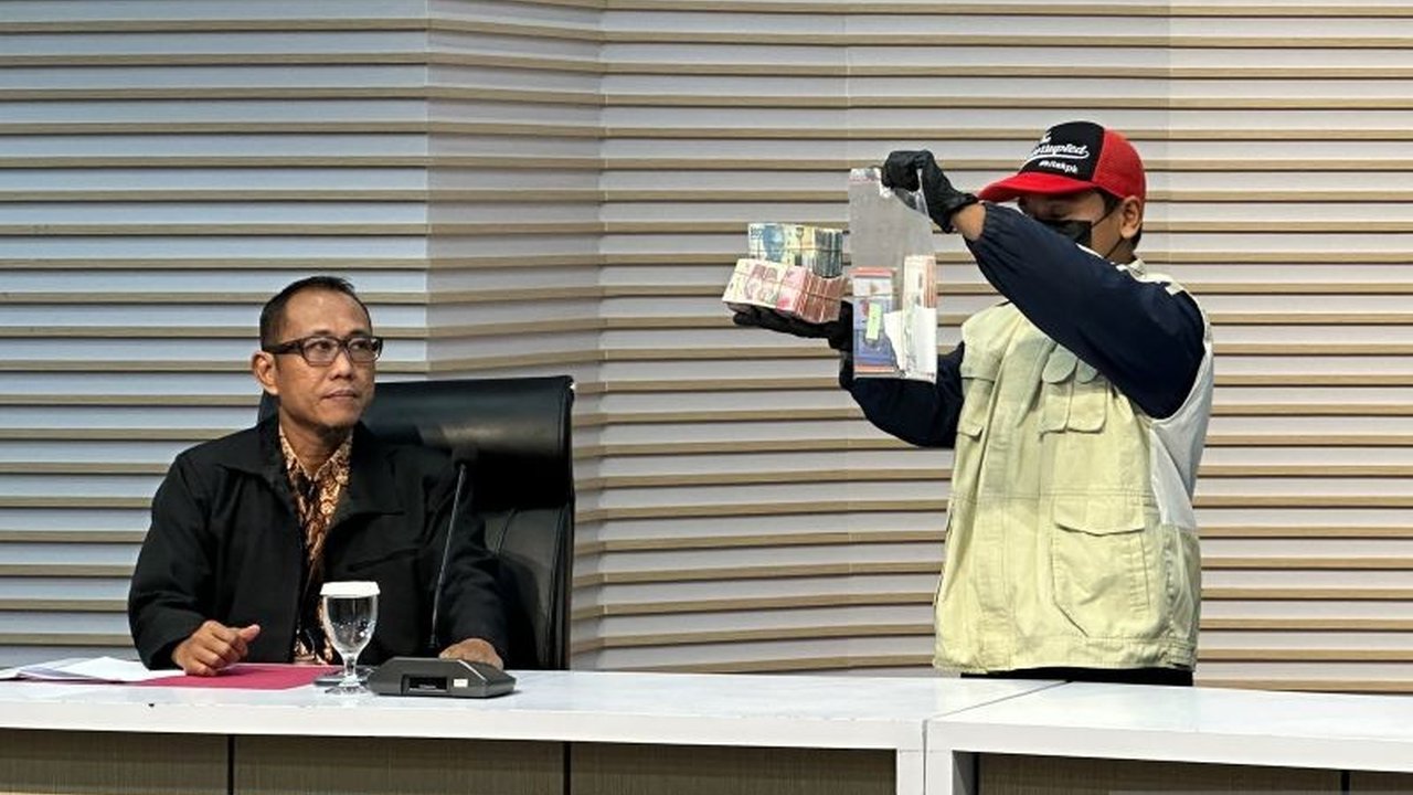 Komisi Pemberantasan Korupsi (KPK) mengungkap Bupati Langkat Syah Afandin alias Ondim diduga menerima suap sebesar Rp800 juta dari total kesepakatan Rp1,1 miliar terkait proyek dinas, memicu pertanyaan besar mengenai integritas pejabat daerah.