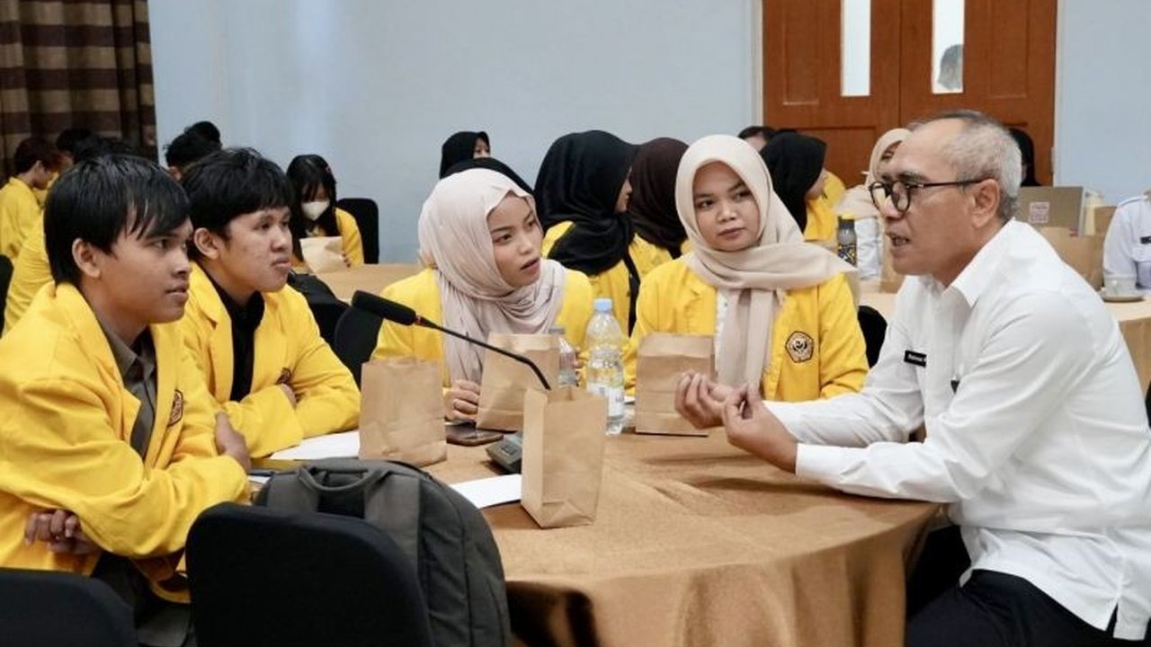 Ratusan mahasiswa KKN Tematik Lingkungan Hidup 2026 ditugaskan DLH Kalsel untuk mengedukasi masyarakat Banjarbaru dan Tanah Bumbu mengenai Edukasi Pengelolaan Sampah, memperkuat upaya pengurangan sampah dari sumber.