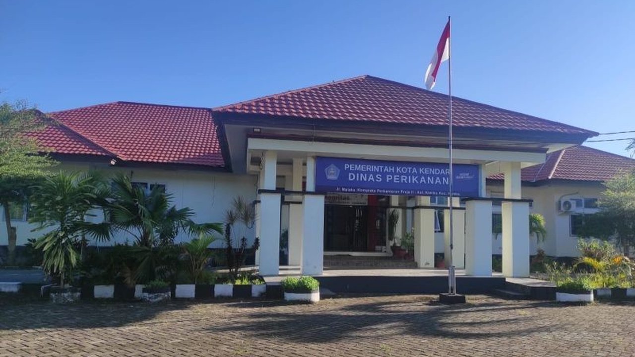 Pemerintah Kota Kendari terus membina UMKM olahan perikanan untuk meraih Sertifikasi Halal, menghadapi tantangan pembiayaan dan regulasi, namun pasar produk UMKM Kendari telah meluas.