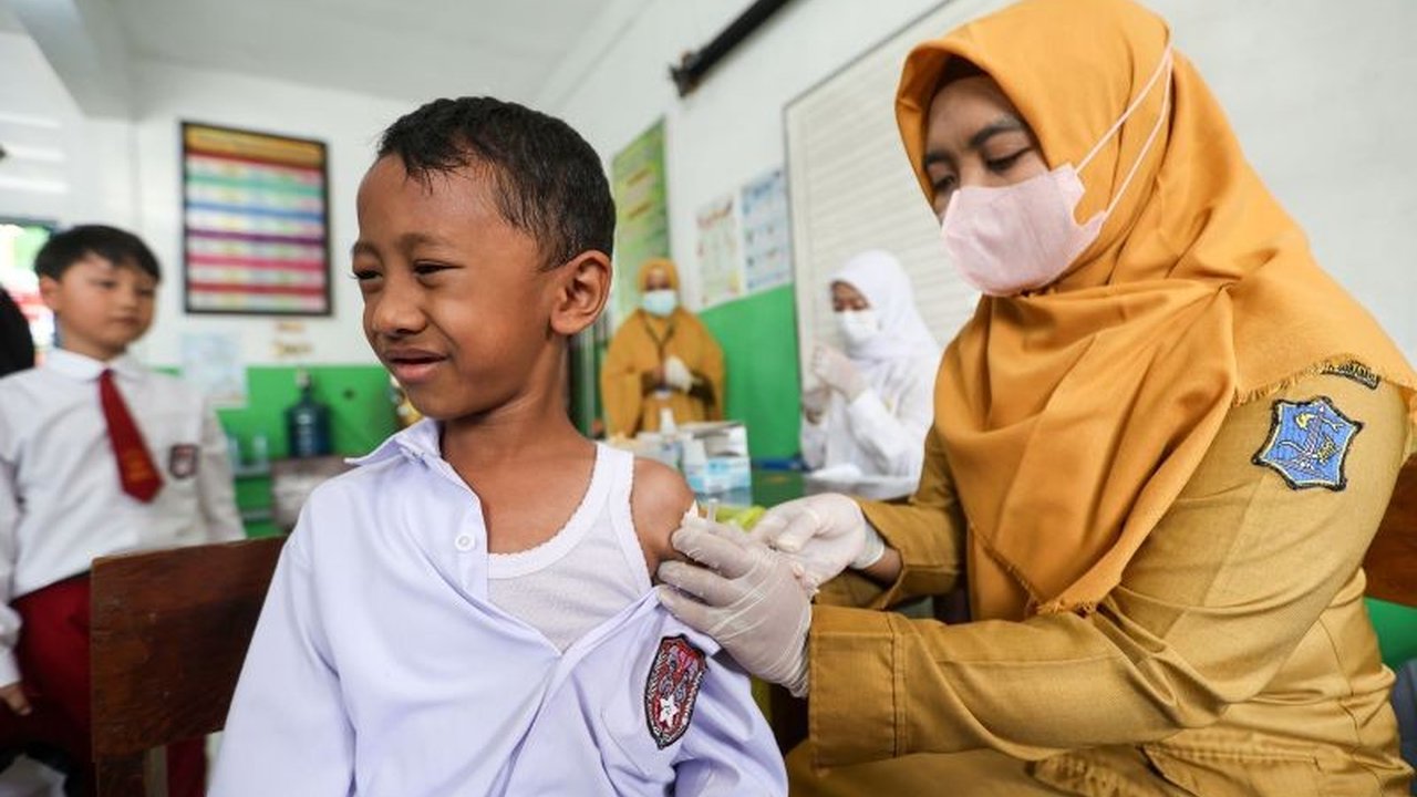 Pemerintah Kota Surabaya menggandeng berbagai pihak, termasuk Majelis Ulama Indonesia (MUI) dan Kementerian Agama, untuk sukseskan program Imunisasi Anak Sekolah (BIAS) 2026. Pendekatan ini merawat kepercayaan publik demi benteng kesehatan generasi mendat